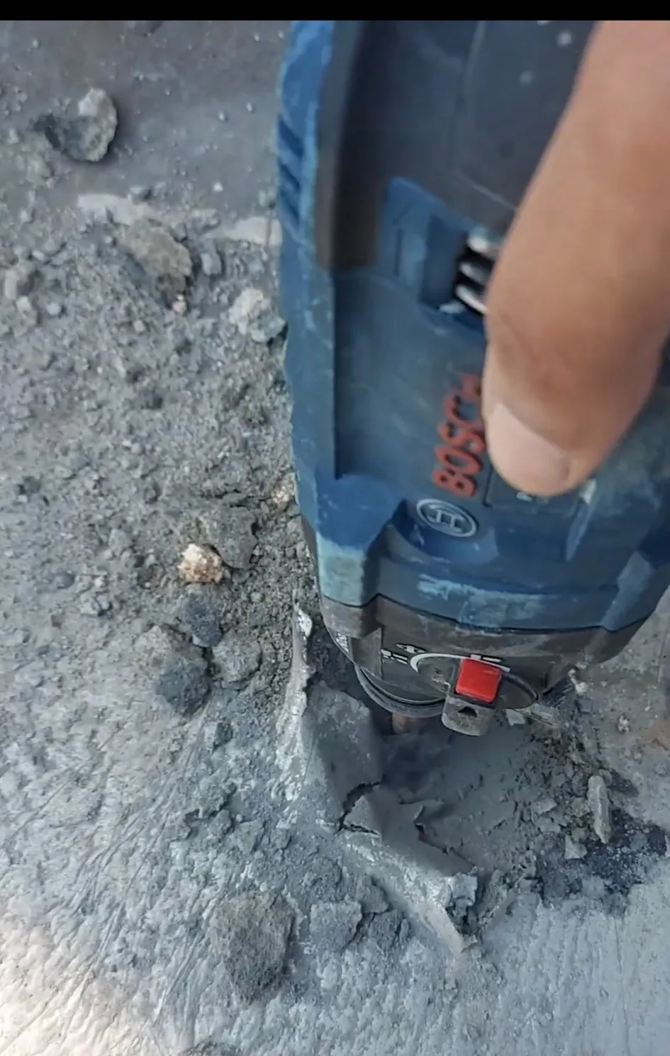 Abertura controlada na parede para passagem de instalação elétrica