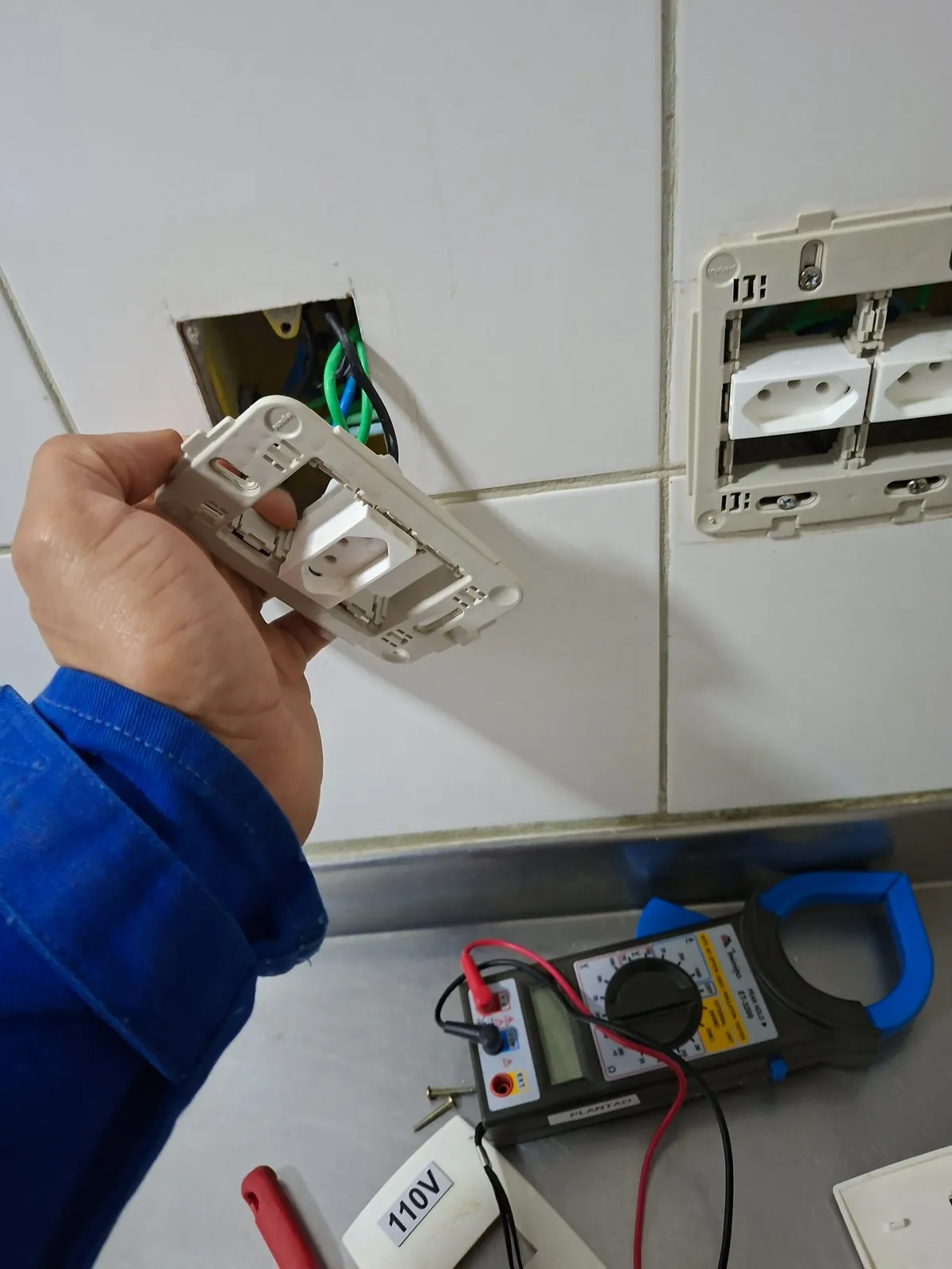 Registro real de avaliação elétrica em tomada com instrumento de medição