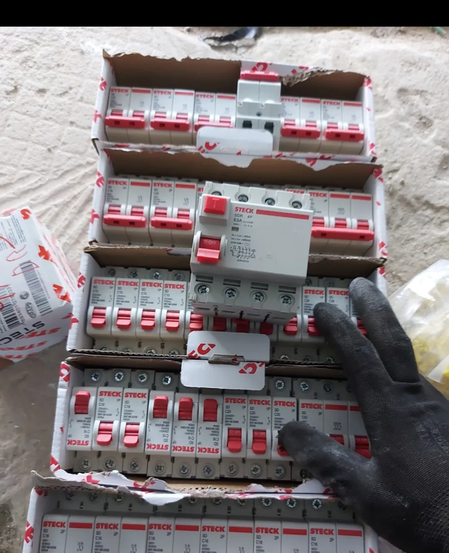 Disjuntores e dispositivo diferencial selecionados para montagem de quadro elétrico