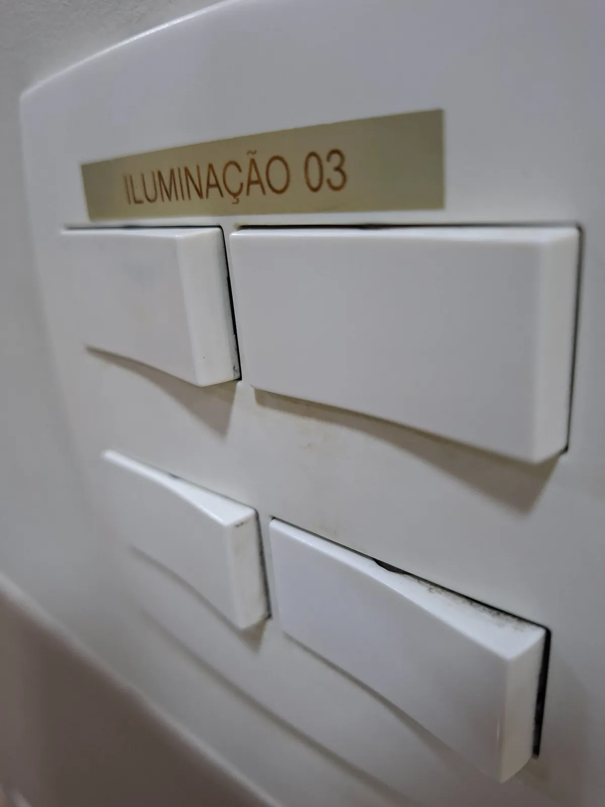 Interruptores identificados para facilitar o uso e a manutenção da iluminação