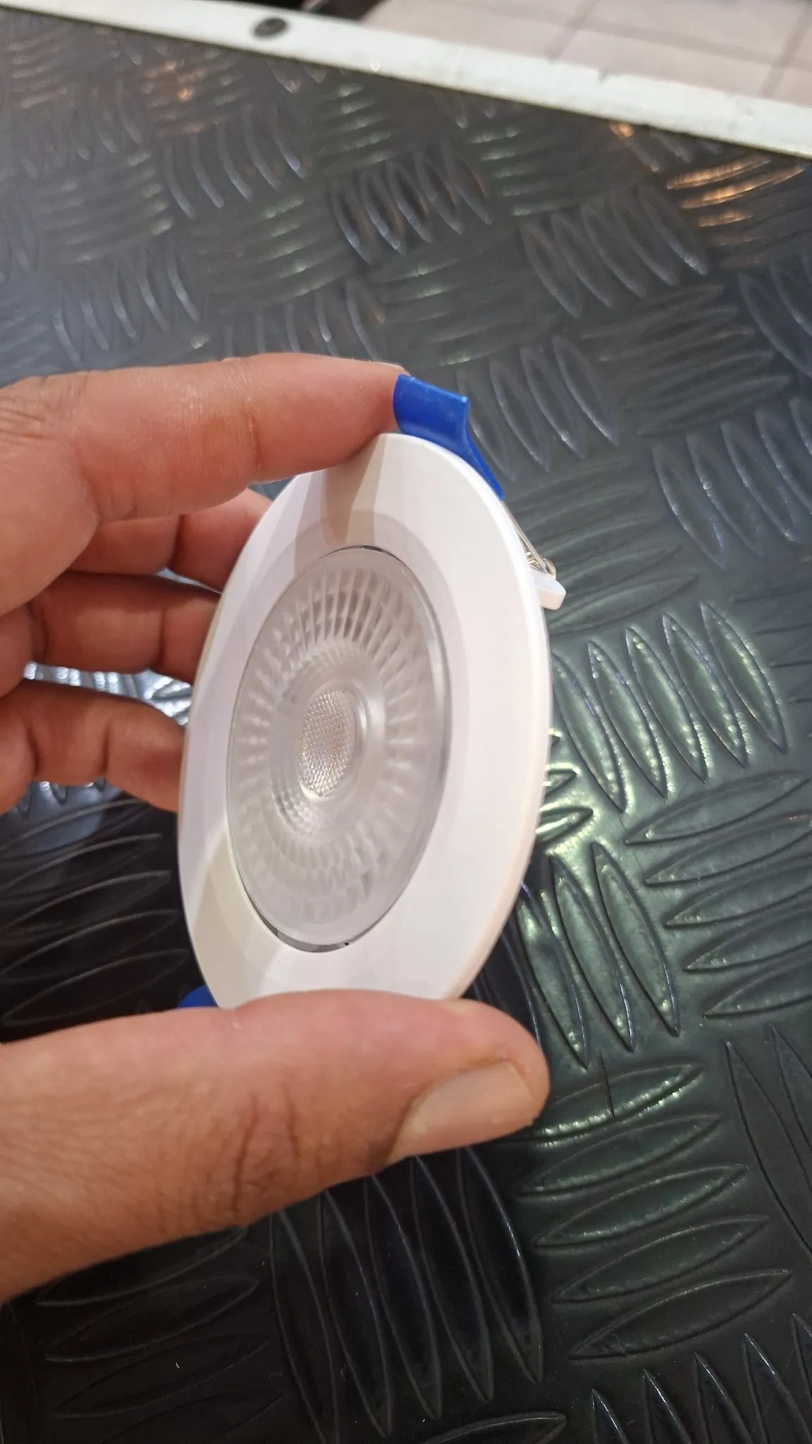 Luminária LED utilizada em serviço de iluminação