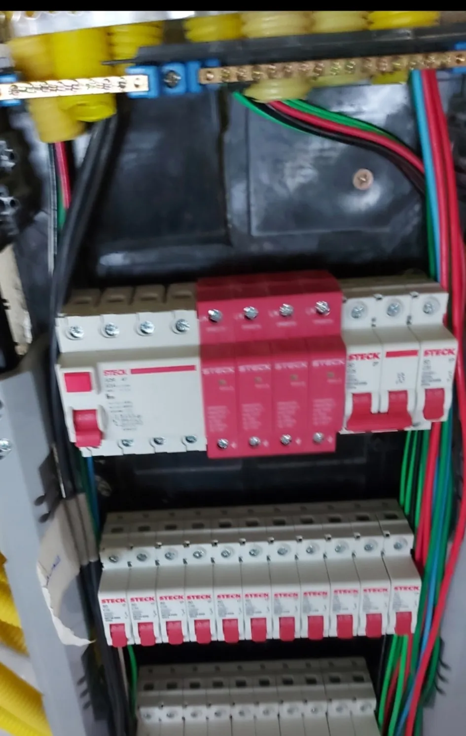 Quadro de distribuição com circuitos e dispositivos de proteção organizados