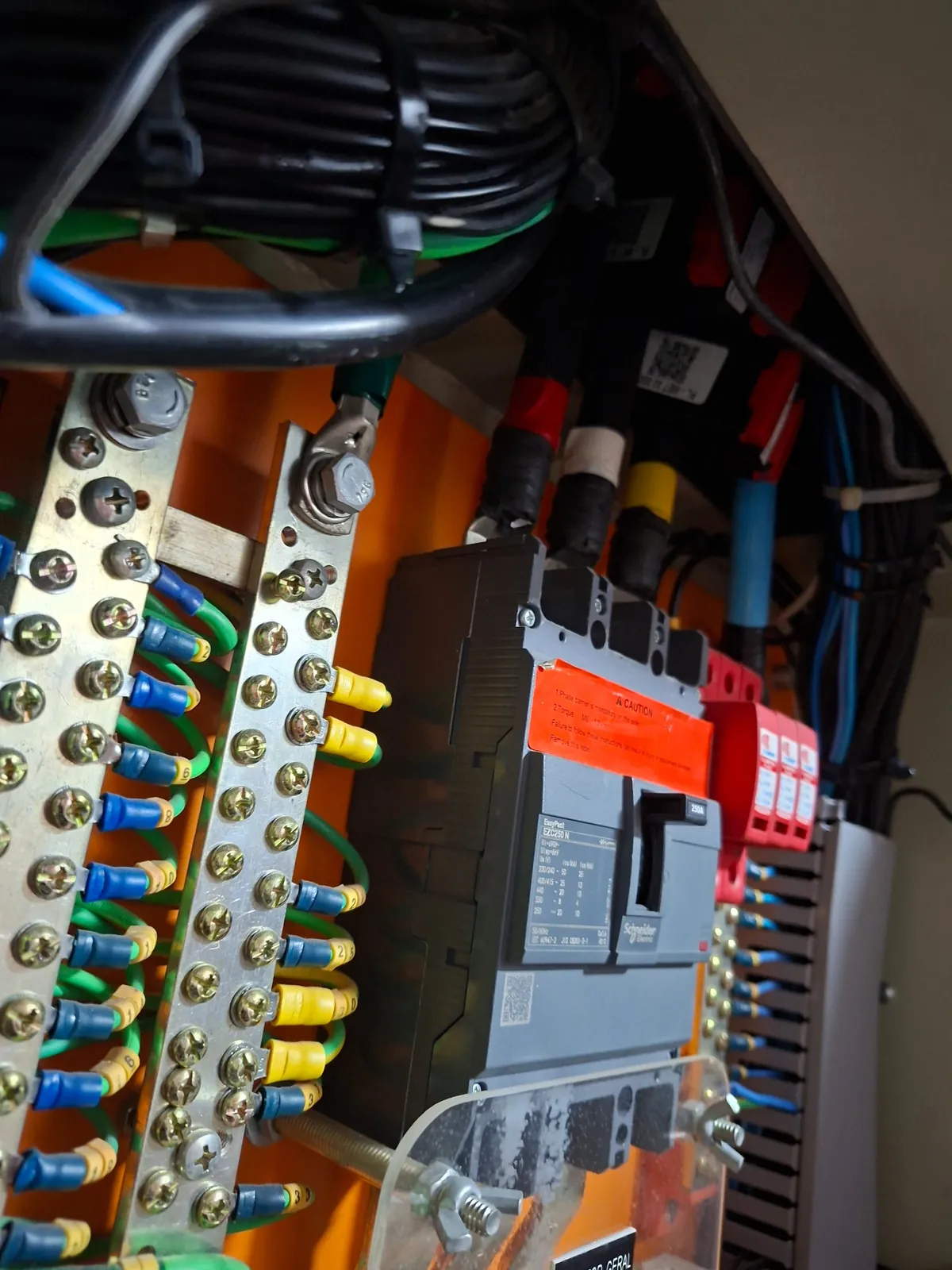 Quadro elétrico com disjuntor geral e barramentos organizados