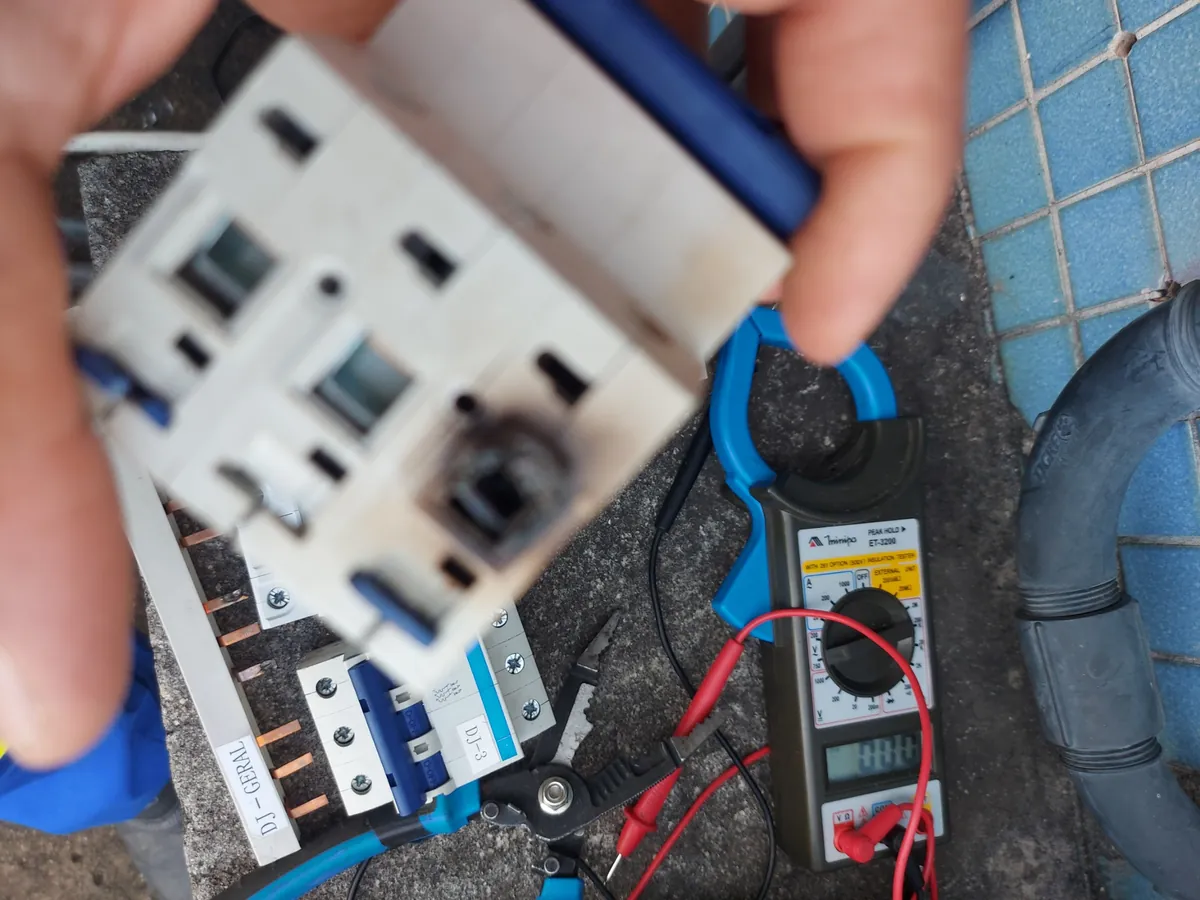 Componente elétrico avaliado com instrumento de medição