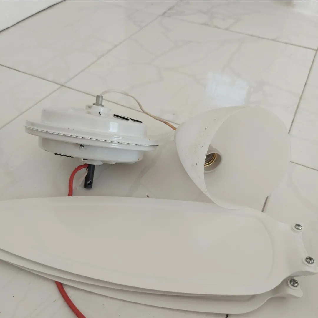 Ventilador de teto desmontado para manutenção elétrica