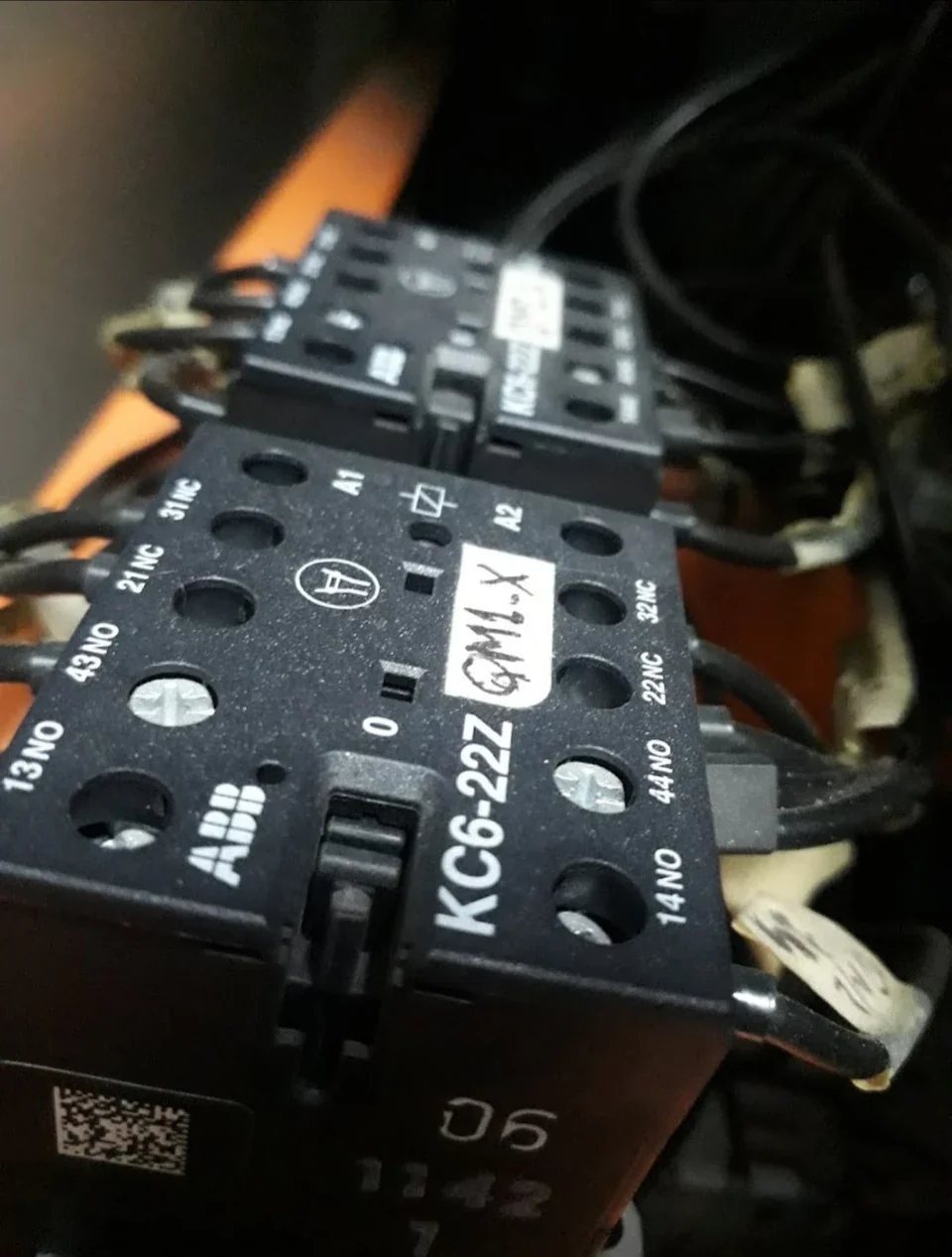 Componente de comando ABB em painel elétrico comercial.