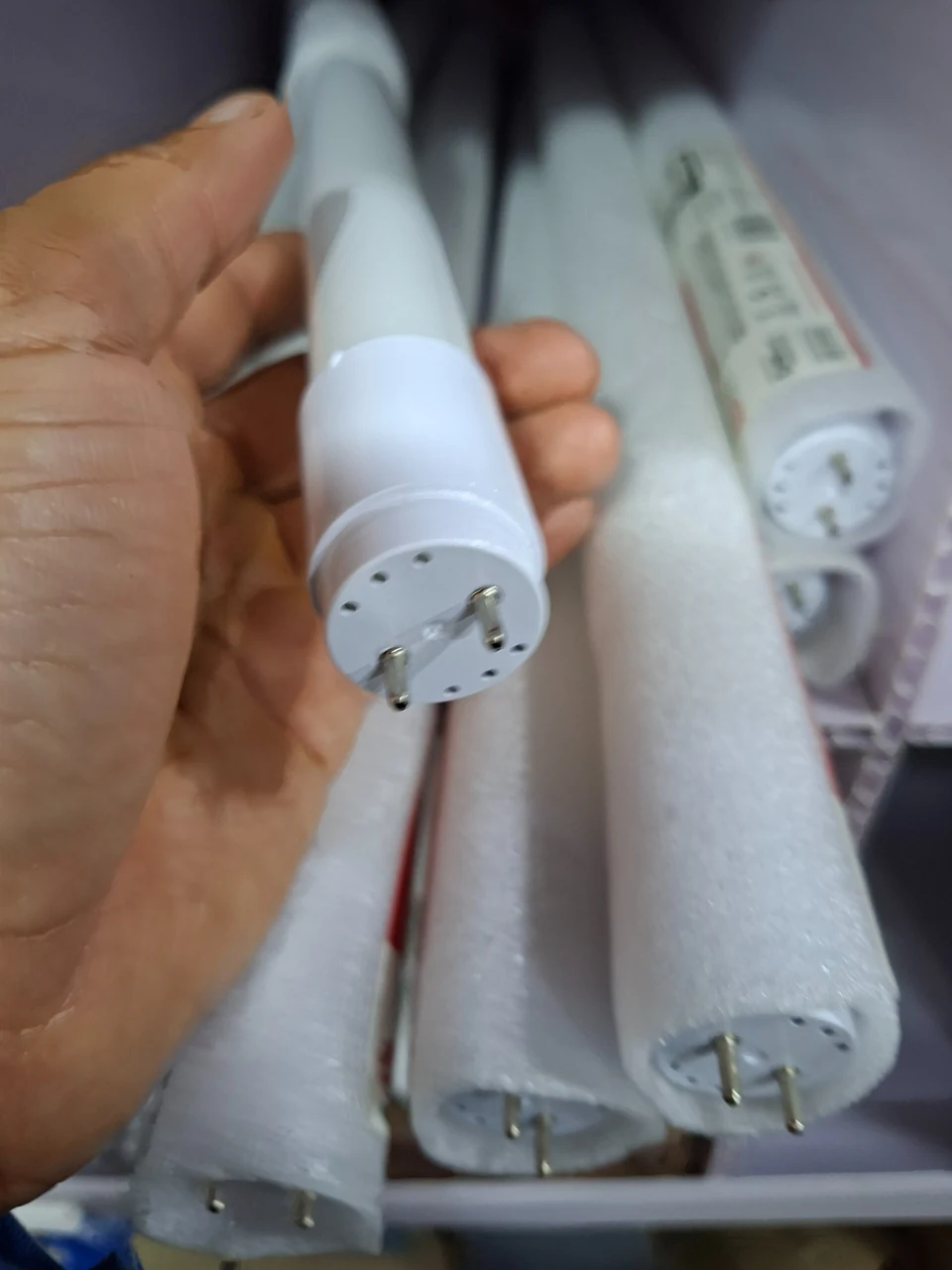 Lâmpadas tubulares LED preparadas para instalação ou substituição.