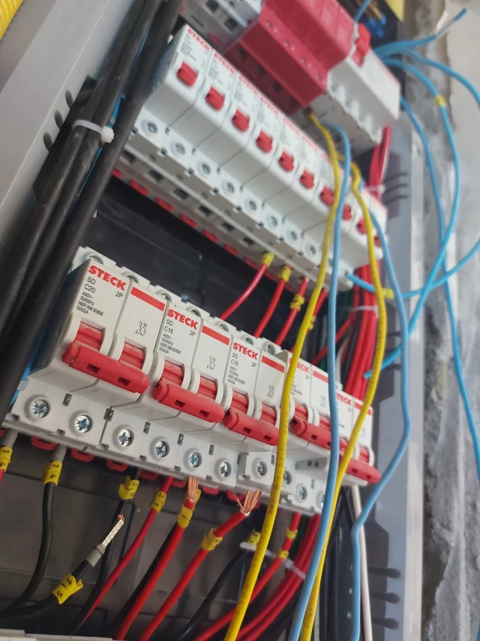 Quadro comercial com disjuntores, DPS e distribuição dos circuitos.
