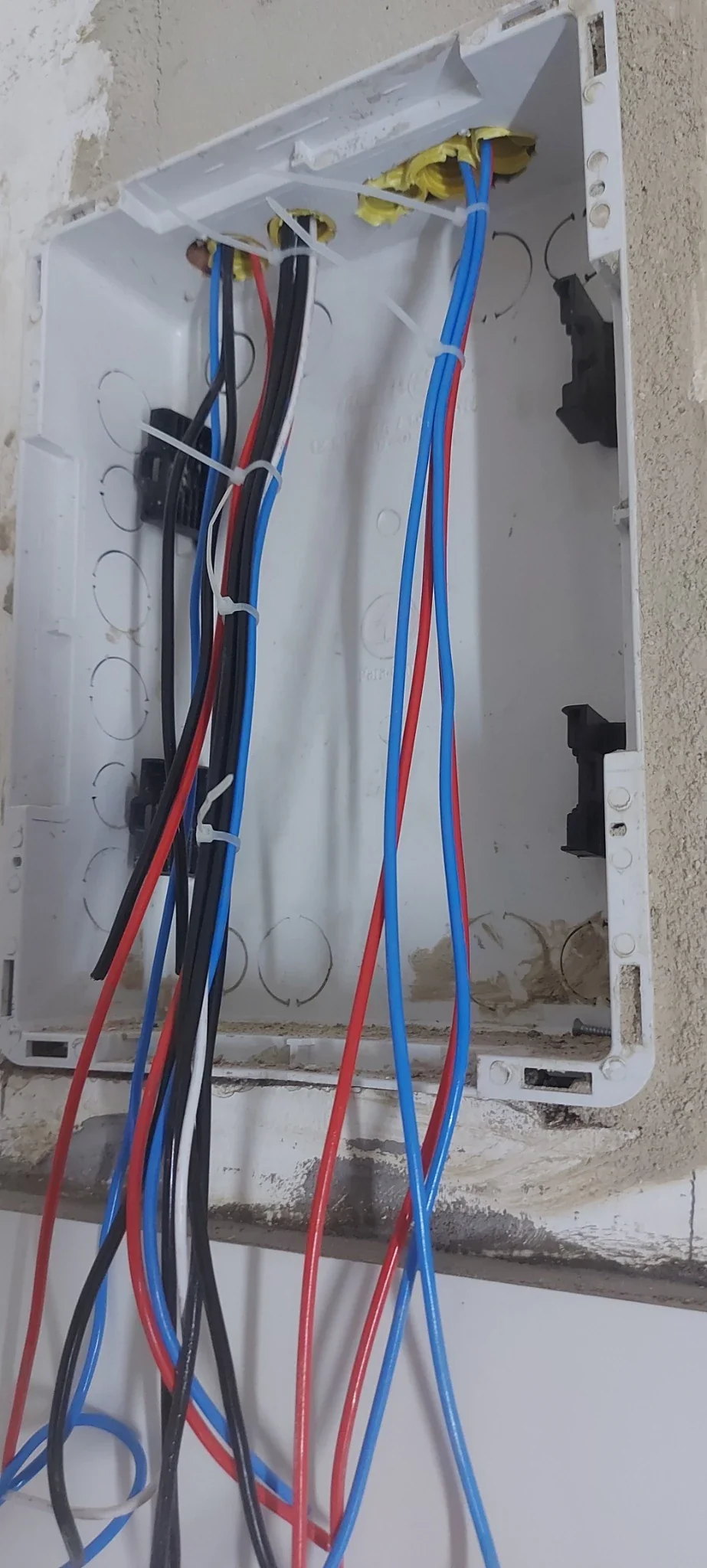 Caixa de distribuição residencial com cabos organizados antes da montagem do quadro.