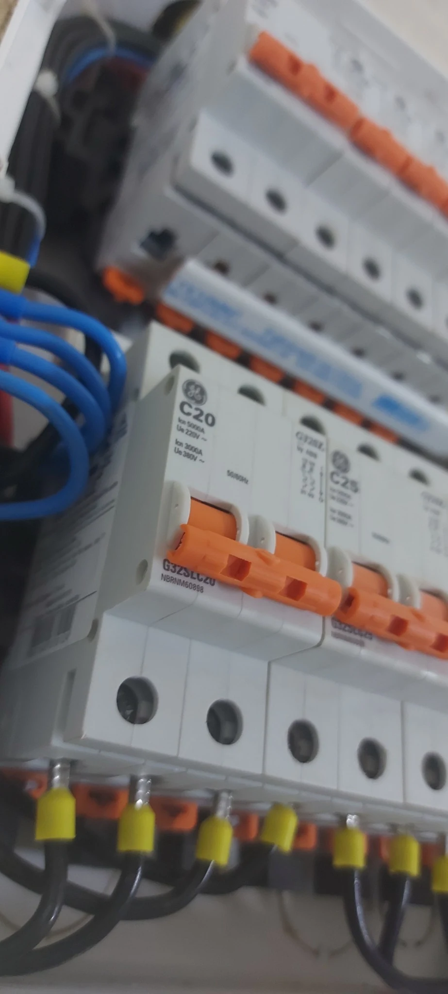 Quadro de distribuição residencial com disjuntores modernos e circuitos organizados.